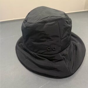 Alo Yoga good shade puffer bucket hat in black